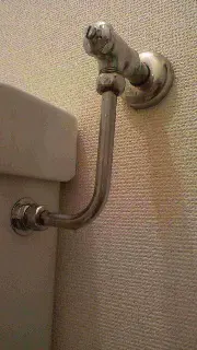 トイレの水道配管から漏水