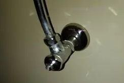 壁面の水栓金具から水漏れ
