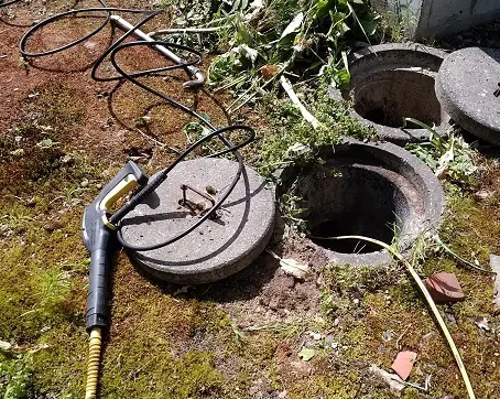 水の流れが悪いため高圧洗浄清掃作業