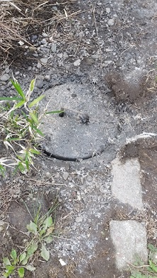 家の外のマンホールから水が溢れてくる