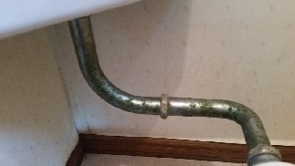トイレの配管パイプ水漏れトラブル