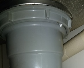 台所排水口の裏側で水漏れ