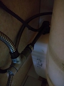 洗面所の蛇口裏で水漏れ