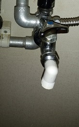 洗濯場の蛇口の水漏れ修理