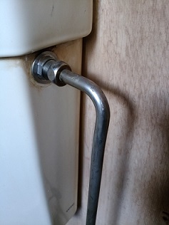 トイレの水道管からの水漏れトラブル