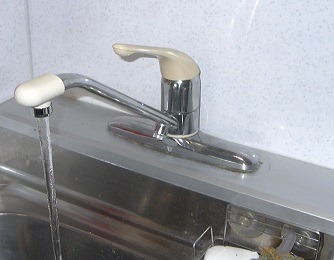 蛇口の吐水先端の水が飛び散る