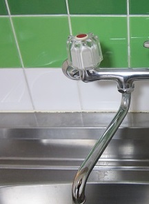 流しの蛇口のハンドル部分から水が滴ってくる