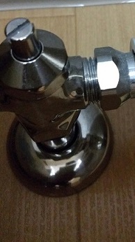 トイレ床上の水道金具水漏れ