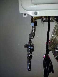 壁掛け給湯器下の配管水漏れ