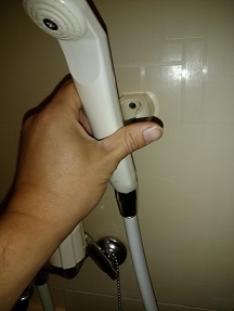 お風呂のシャワーヘッドが壊れて水が飛び散る