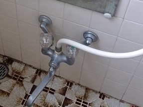 古い形状の浴室シャワー蛇口の交換工事