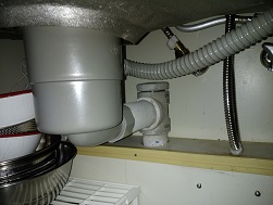 流し台シンクの真下に汚れた水がたれてくる