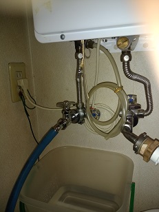 露出部分の水道配管と蛇口根元のつなぎ目からの水漏れ