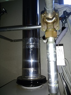 給湯器まわりの器具から漏水して床に水漏れする