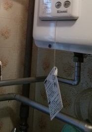 露出している水道配管のつなぎ目から水漏れ